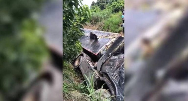 Carreta baú tomba na Serra de Colorado e motorista é hospitalizado