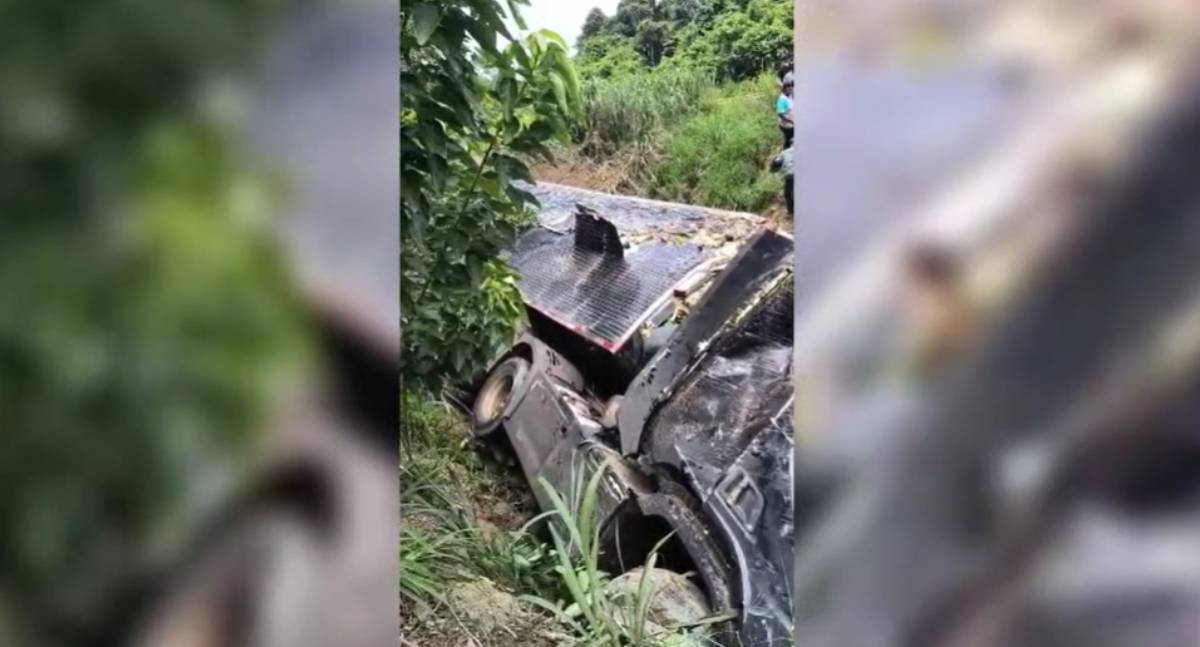 Carreta baú tomba na Serra de Colorado e motorista é hospitalizado