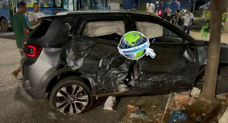 Casal é socorrido após grave acidente entre carro e ônibus no centro