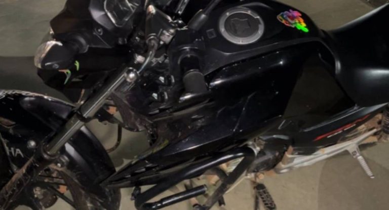 Casal fica ferido após motociclista desviar de pedestre em RO