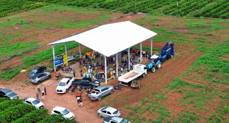 Cássio Gois entrega barracão e reforça a agricultura familiar