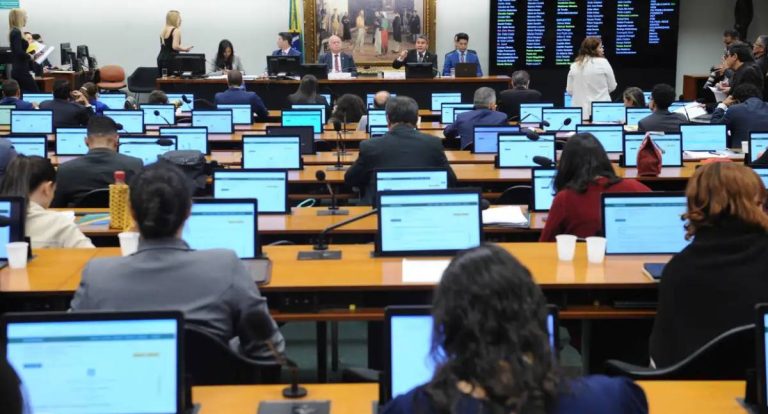 CCJ da Câmara rejeita parecer e se posiciona a favor de cassação de Carla Zambelli