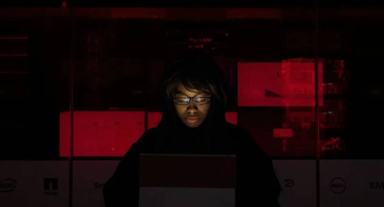 Cibercriminoso de 19 anos é preso na Espanha por tentativa de vender 64 milhões de dados pessoais