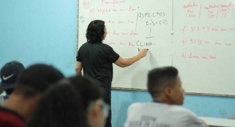 Cláudia de Jesus cobra implementação de psicólogos e assistentes sociais nas escolas estaduais