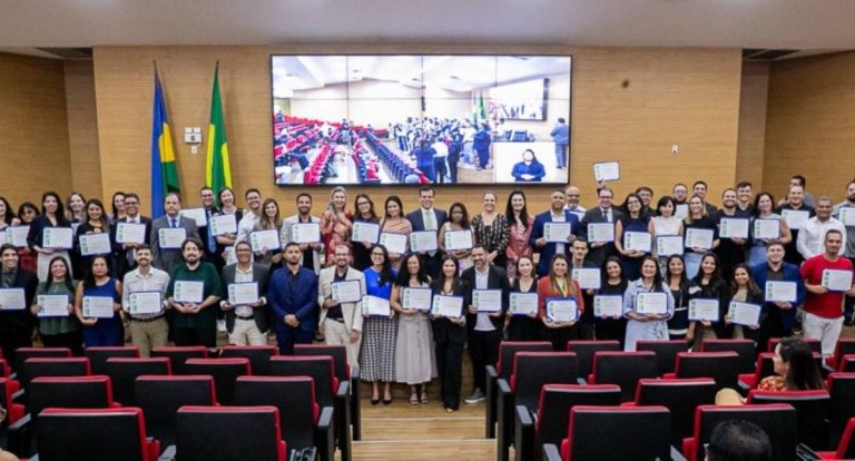 Cláudia de Jesus homenageia Sinjur e destaca papel de conciliadores em Rondônia