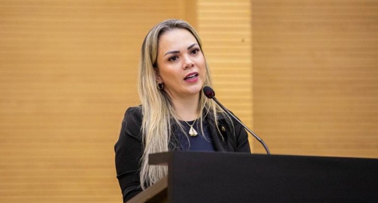 Cláudia de Jesus vota contra veto e defende acesso ao Implanon para adolescentes