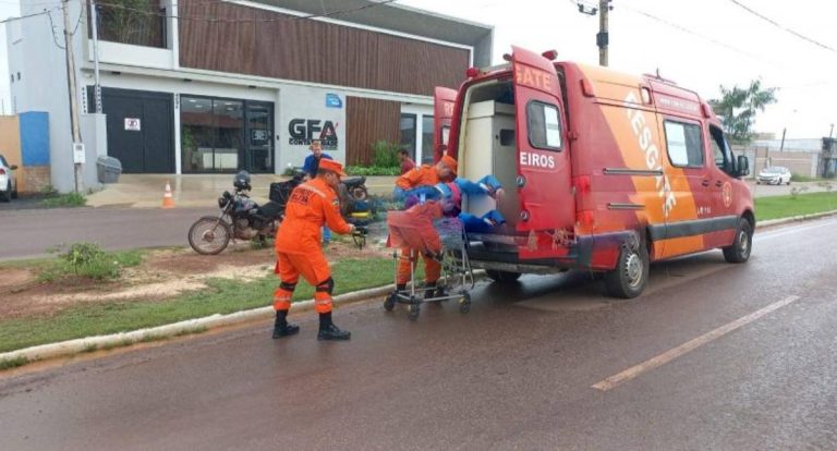 Colisão entre carro e moto deixa motociclista ferido em RO