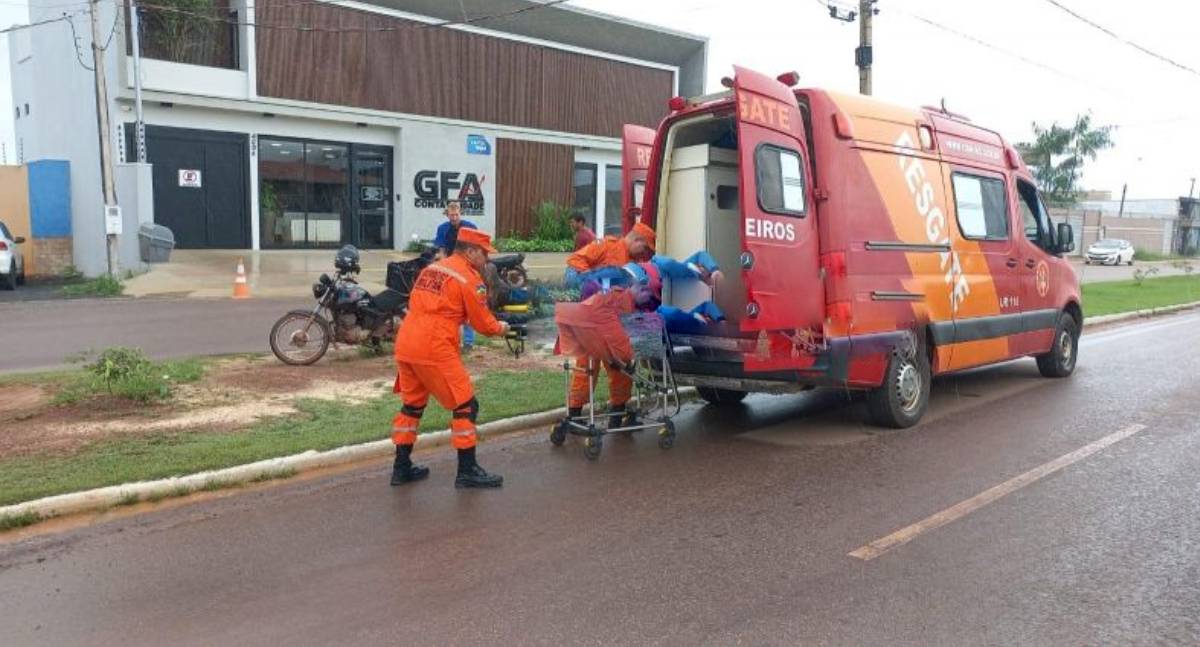 Colisão entre carro e moto deixa motociclista ferido em RO