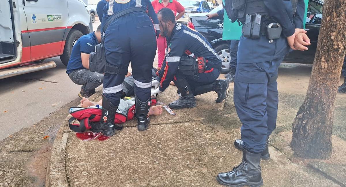Colisão entre moto e carro deixa motociclista ferido na zona leste