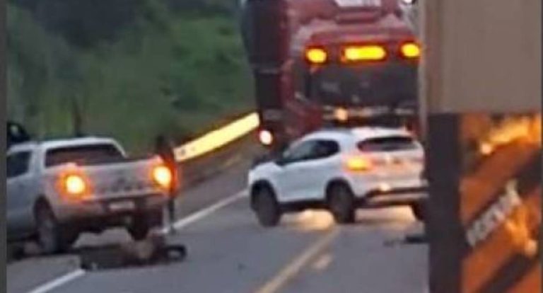 Colisão entre três veículos mata motociclista na BR-364