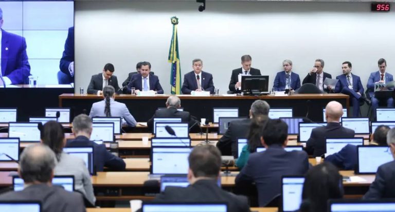 Comissão do Congresso aprova Orçamento de 2026 com salário mínimo de R$ 1.621