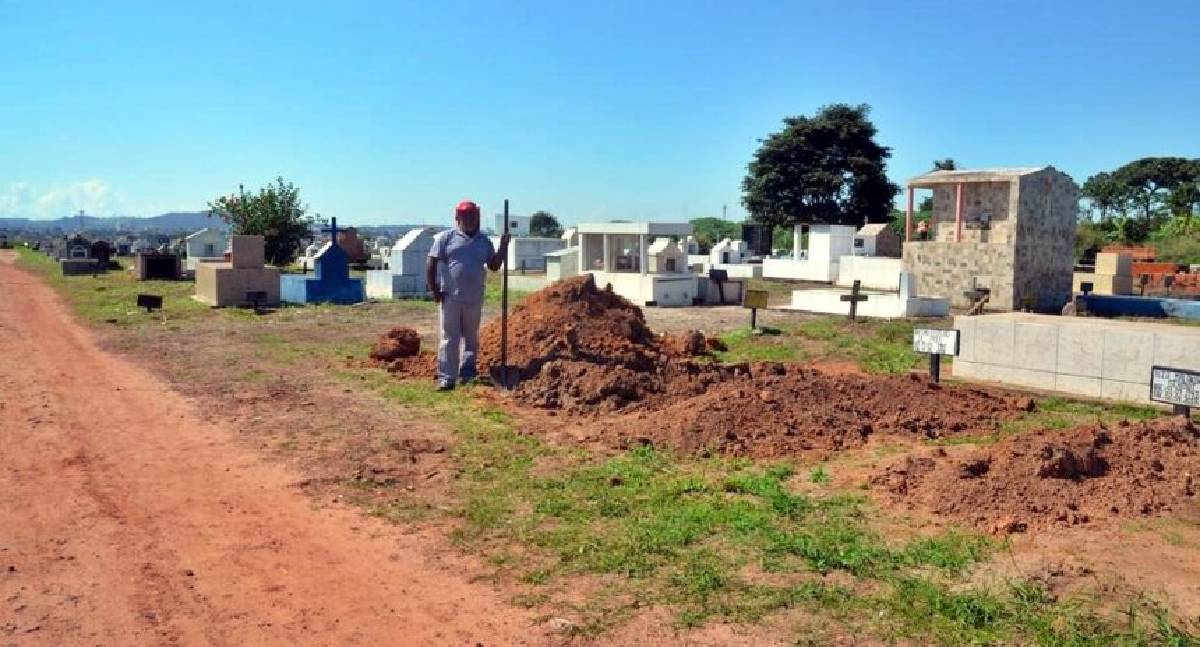 Coveiro é morto a tiros dentro de cemitério em Cacoal