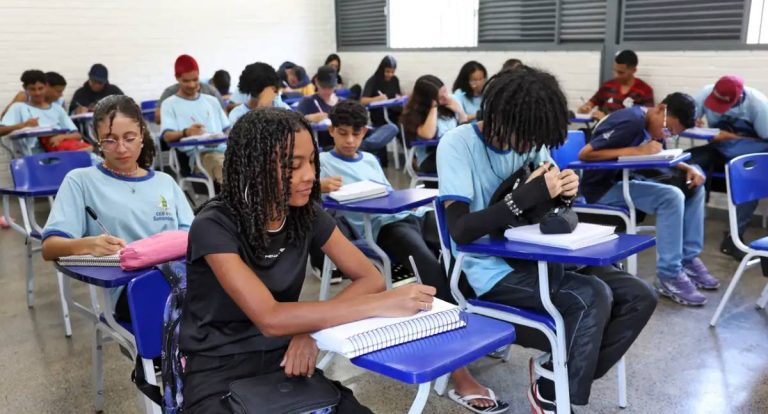 Décima parcela do Programa Pé-de-Meia começa a ser paga nesta segunda