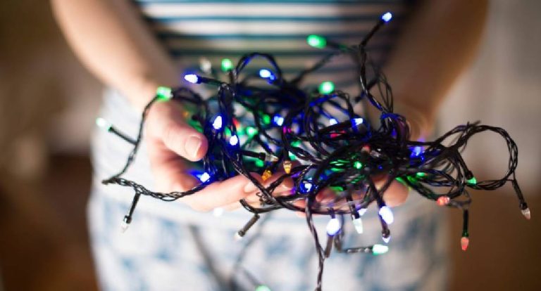 Decoração natalina exige atenção redobrada, alerta Energisa