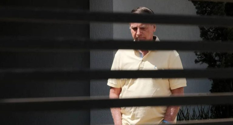 Defesa pede autorização para Bolsonaro deixar prisão e fazer cirurgias