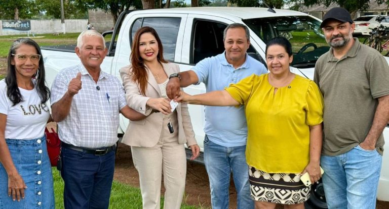 Deputada federal Cristiane Lopes fortalece políticas sociais com entrega de caminhonete em Cacaulândia
