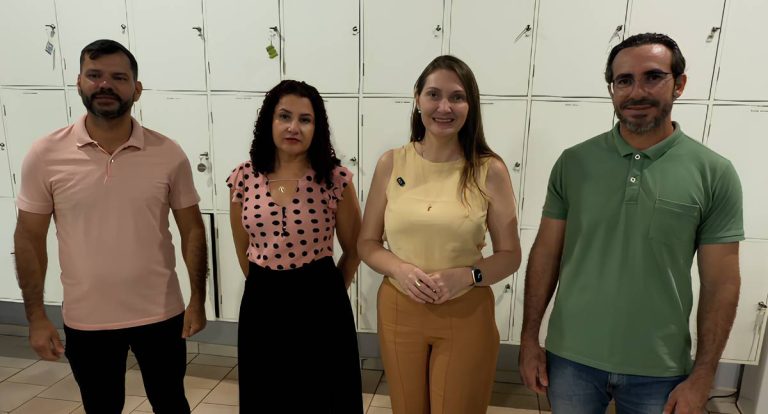 Deputada Gislaine Lebrinha acompanha entrega de móveis na Escola Regina