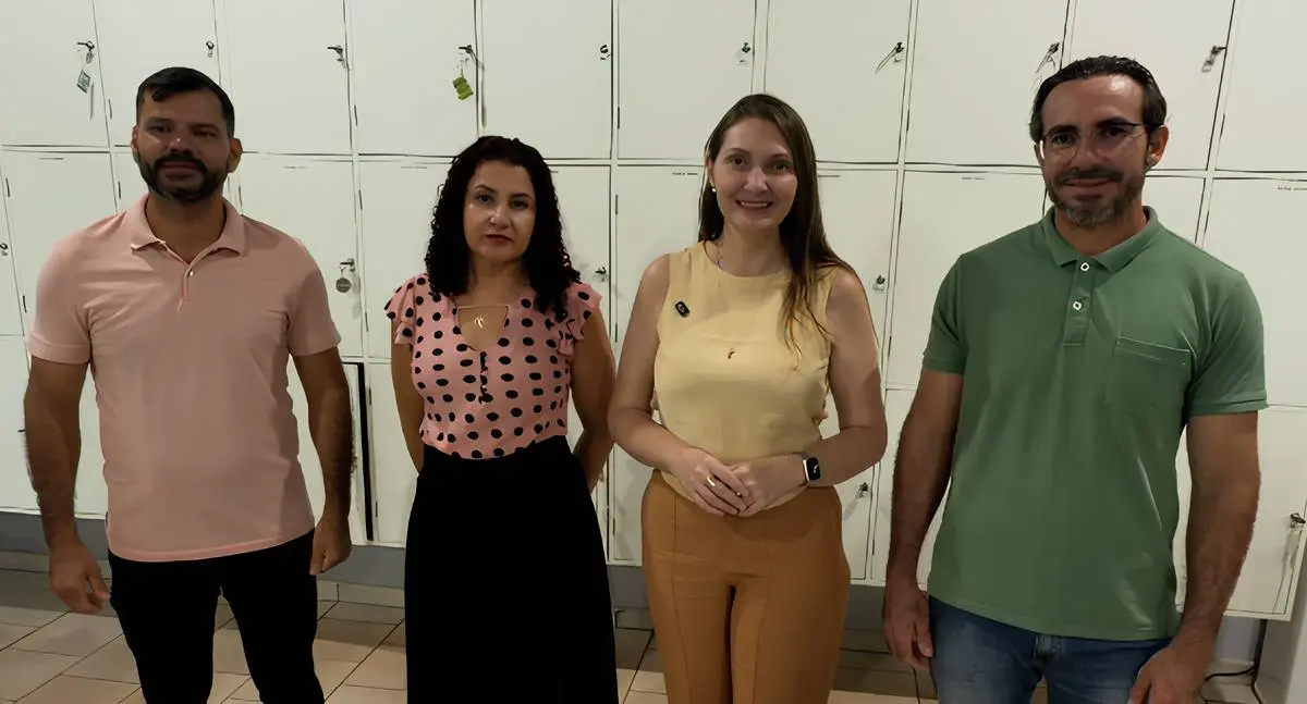 Deputada Gislaine Lebrinha acompanha entrega de móveis na Escola Regina