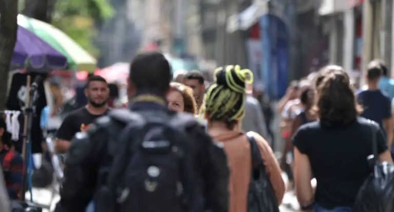 Diretores e gerentes negros ganham 34% menos que brancos, revela IBGE