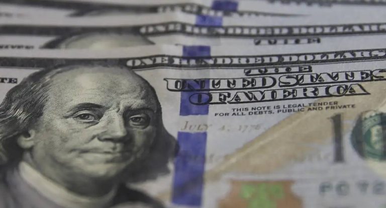 Dólar cai para R$ 5,40 sob influência do Copom e mercado externo