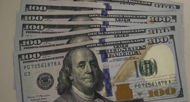 Dólar recua após sete altas e fecha a R$ 5,53