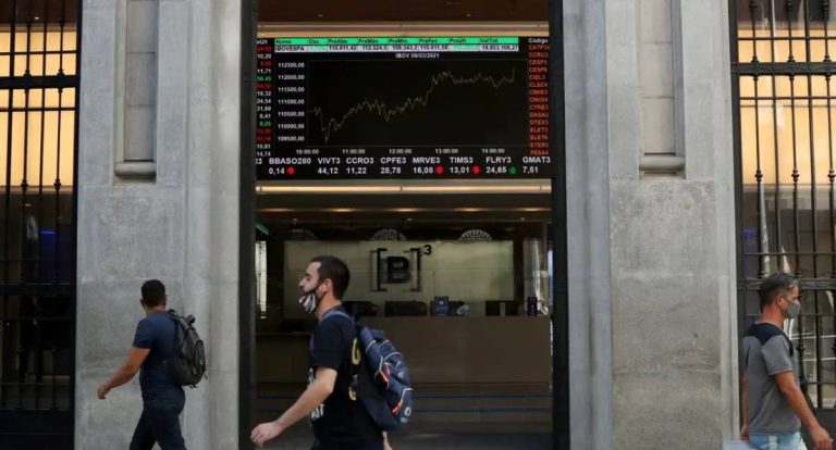 Dólar tem leve queda e permanece acima de R$ 5,40