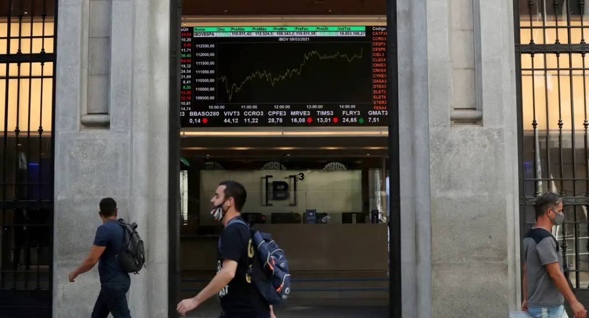 Dólar tem leve queda e permanece acima de R$ 5,40