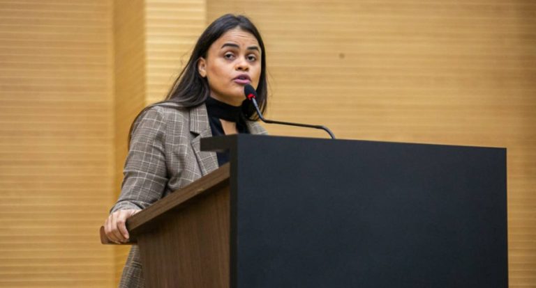 Dra. Taíssa vota pelo abono da Educação e cobra providências para crise na Saúde