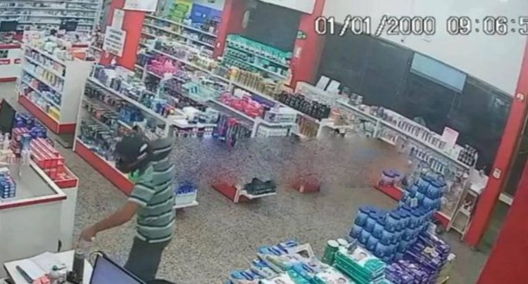 Dupla armada realiza roubo em farmácia de Rondônia