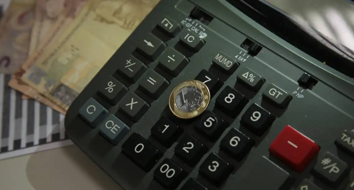 Economia brasileira recua 0,3% em outubro sob efeito do juro alto