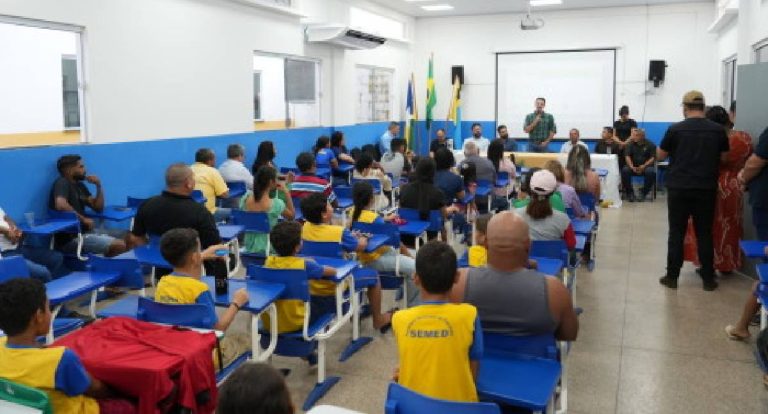 Entrega de tablets conecta mais de 500 alunos em Jaci-Paraná