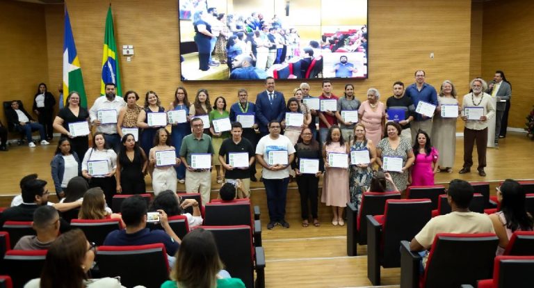 Eyder Brasil homenageia Escola Barão do Solimões pelos 100 anos