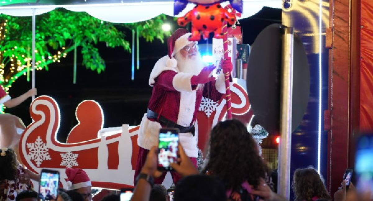 Famílias aproveitam clima natalino e celebram a passagem da Caravana da Coca-Cola em Porto Velho