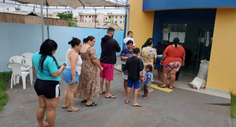 Famílias em vulnerabilidade recebem cestas básicas no Cras Fernando Rocha