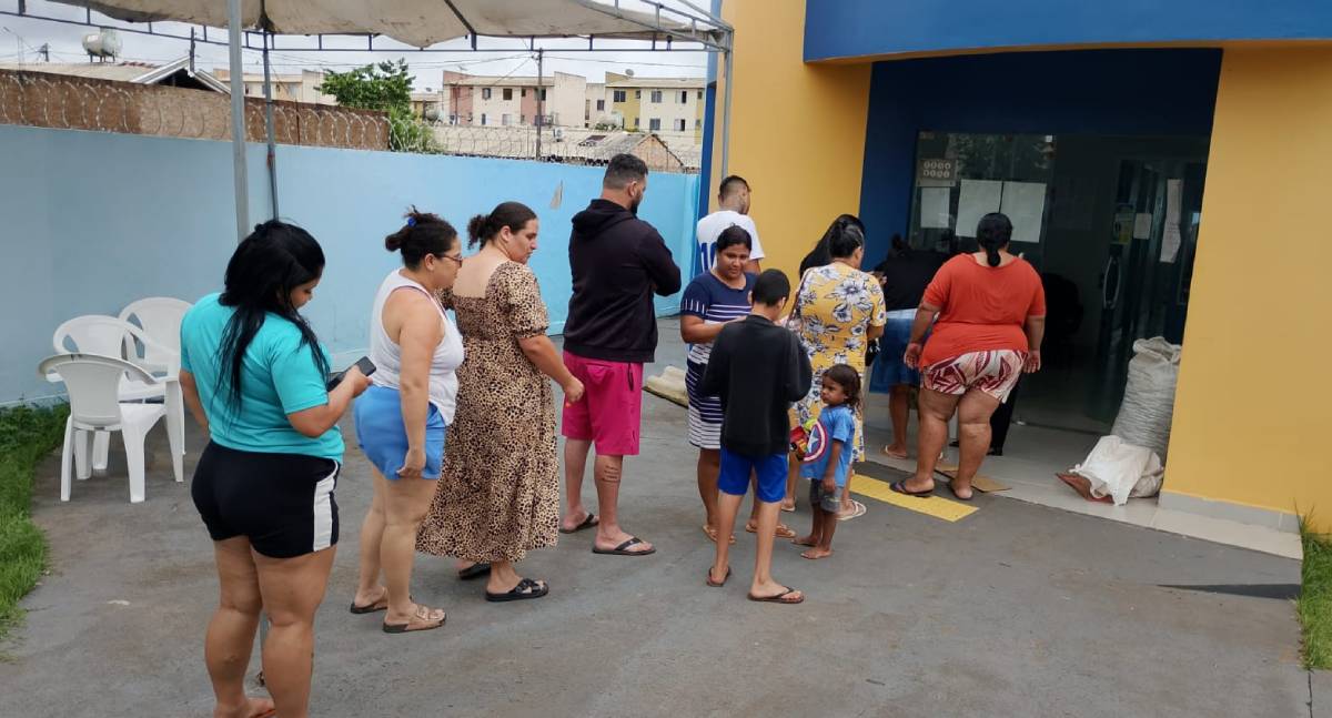 Famílias em vulnerabilidade recebem cestas básicas no Cras Fernando Rocha