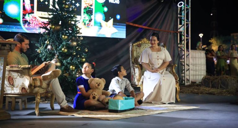 Famílias visitam Natal de Luz no Parque da Cidade