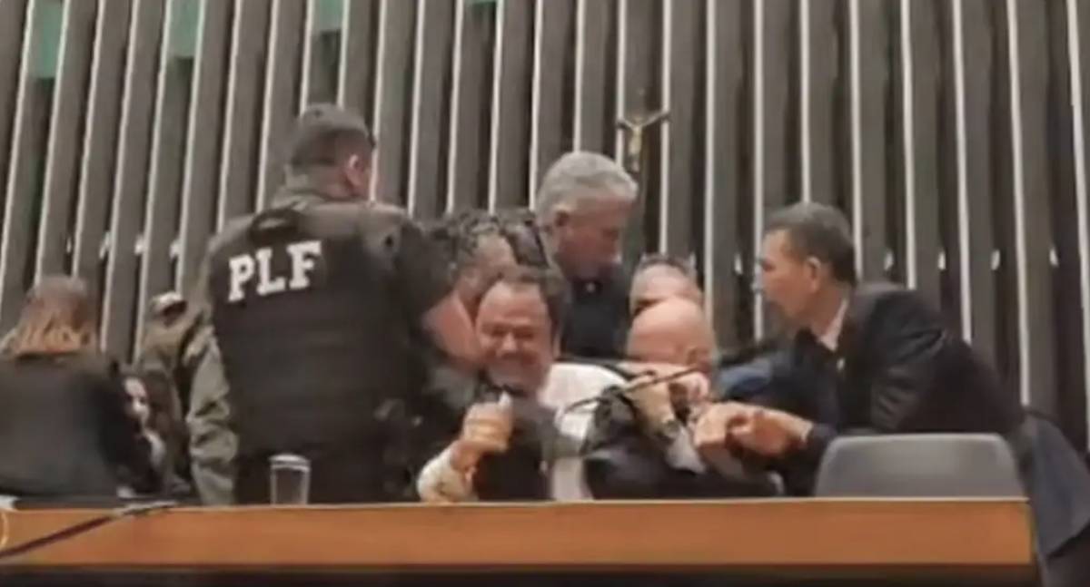 Glauber Braga é retirado à força após ocupar mesa da Câmara dos Deputados