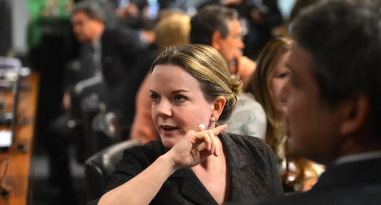 Gleisi Hoffmann atribui crescimento da dívida pública à taxa Selic