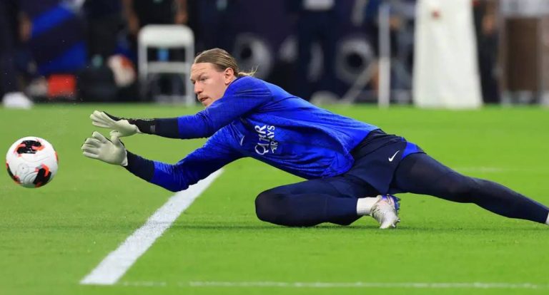 Goleiro Safonov fratura mão em final entre PSG e Flamengo