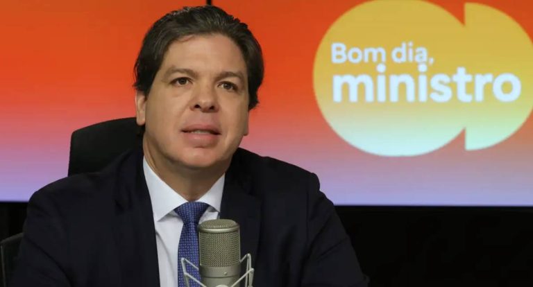 Governo promete 100% das escolas conectadas até o final de 2026
