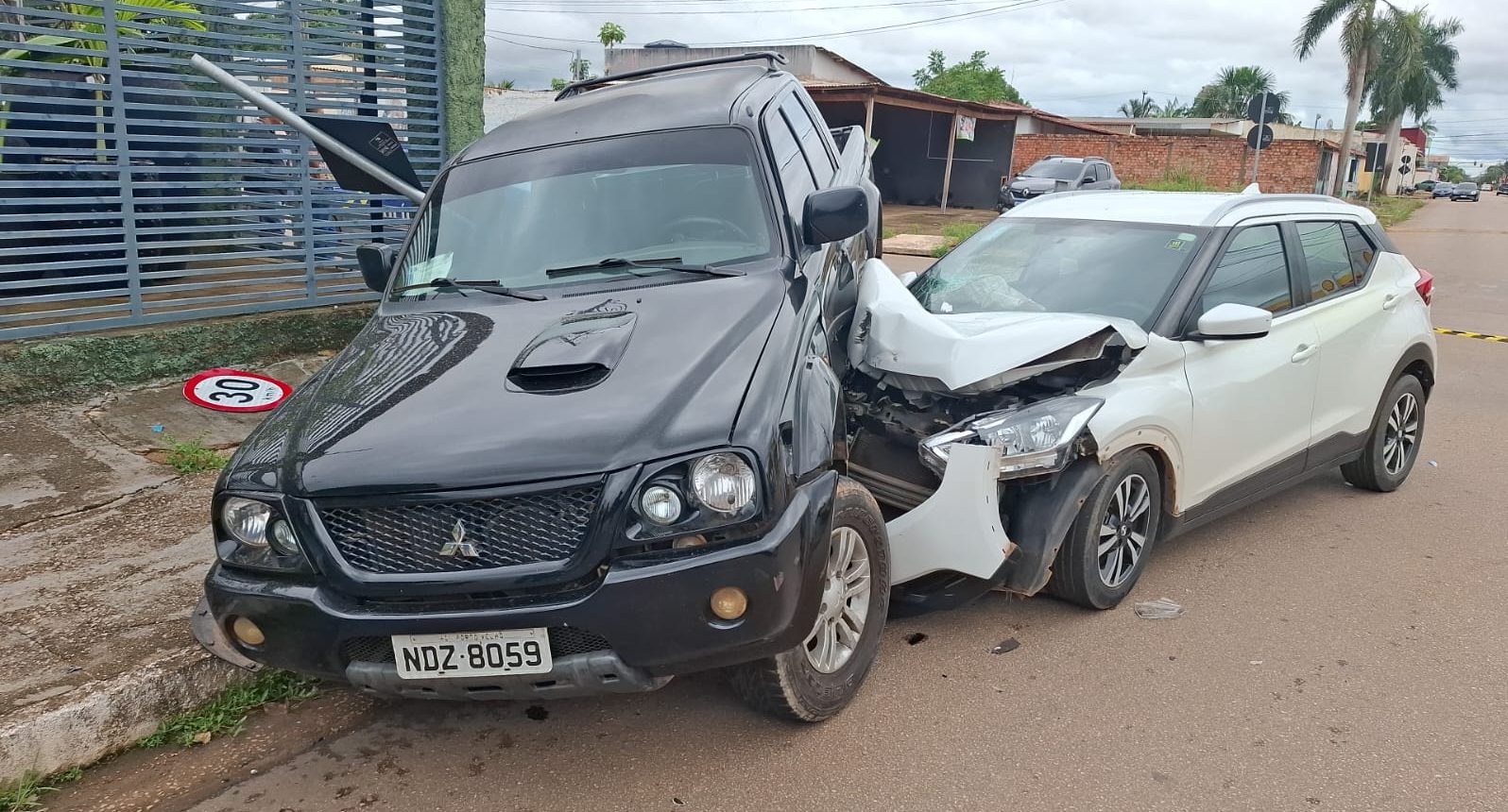 Grave acidente entre dois veículos deixa quatro feridos na zona Leste de Porto Velho