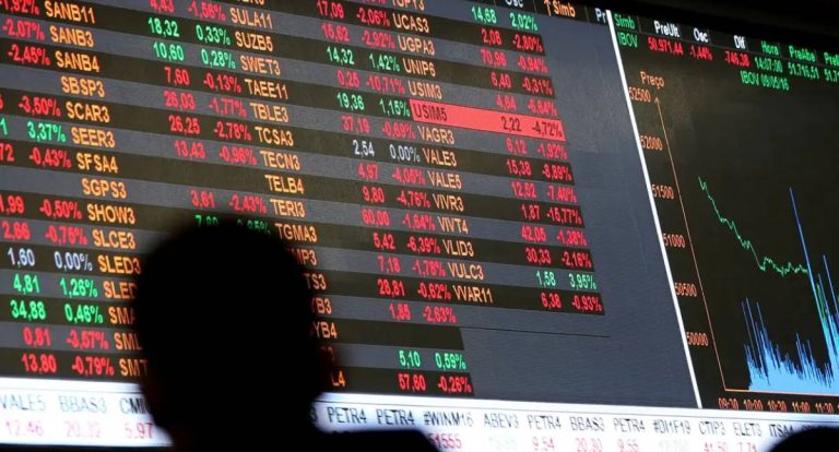 Ibovespa recua com incertezas sobre juros no Brasil e exterior