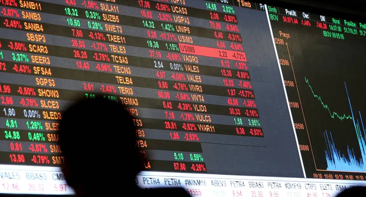Ibovespa recua com incertezas sobre juros no Brasil e exterior