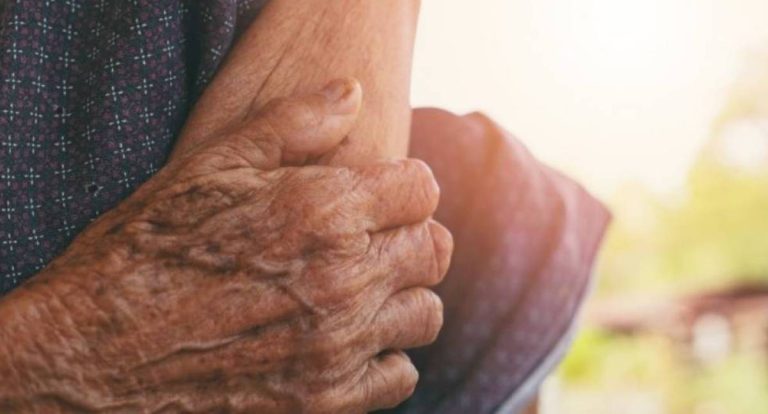 Idosa em bicicleta evita roubo de bolsa após cair em avenida de RO