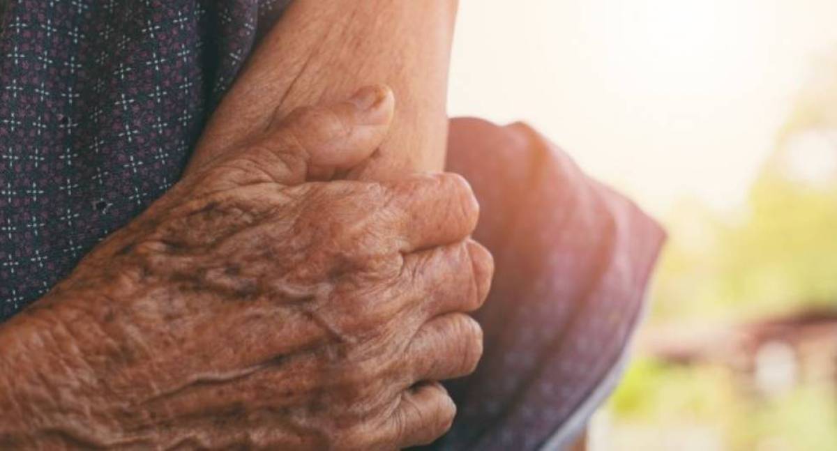 Idosa em bicicleta evita roubo de bolsa após cair em avenida de RO