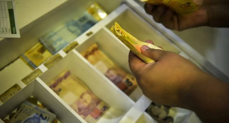 Inflação que reajusta salário mínimo fecha em 4,18%