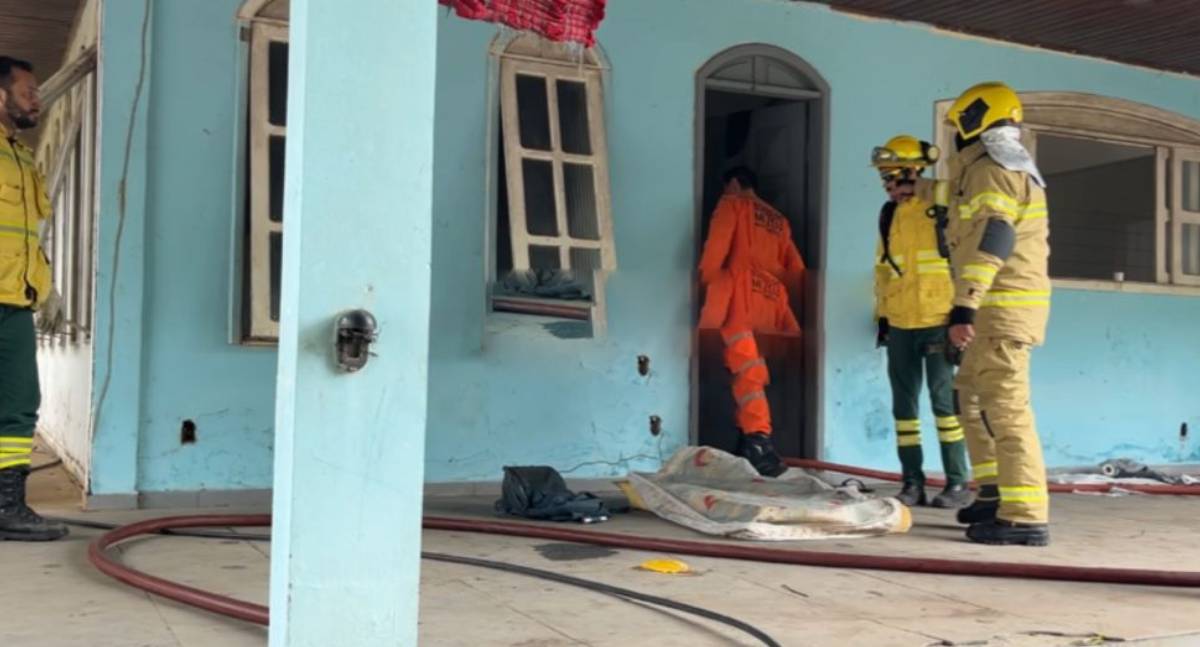 Início de incêndio em residência abandonada mobiliza Bombeiros