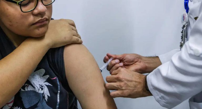 Jovens de 15 a 19 anos têm até junho de 2026 para se vacinar contra HPV