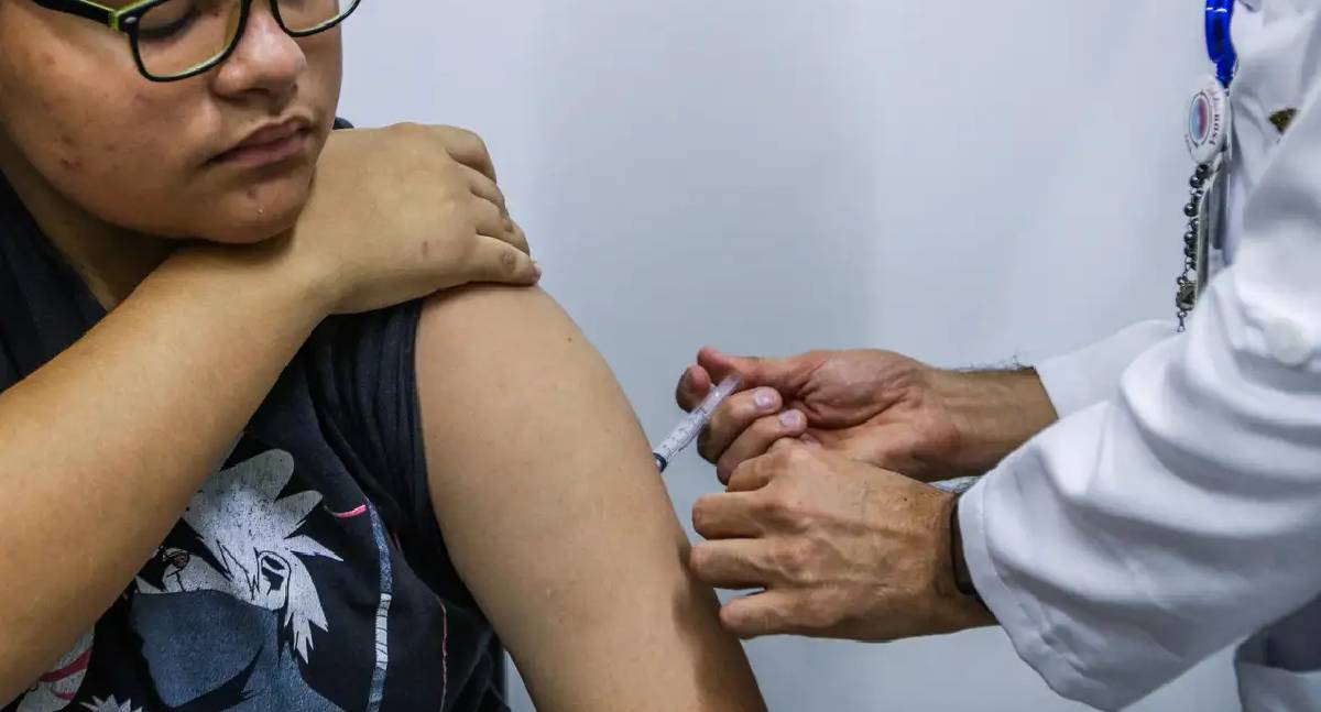 Jovens de 15 a 19 anos têm até junho de 2026 para se vacinar contra HPV