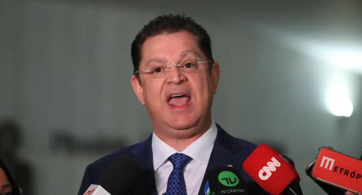 Líder do PL nega desvios de verbas e justifica dinheiro em casa